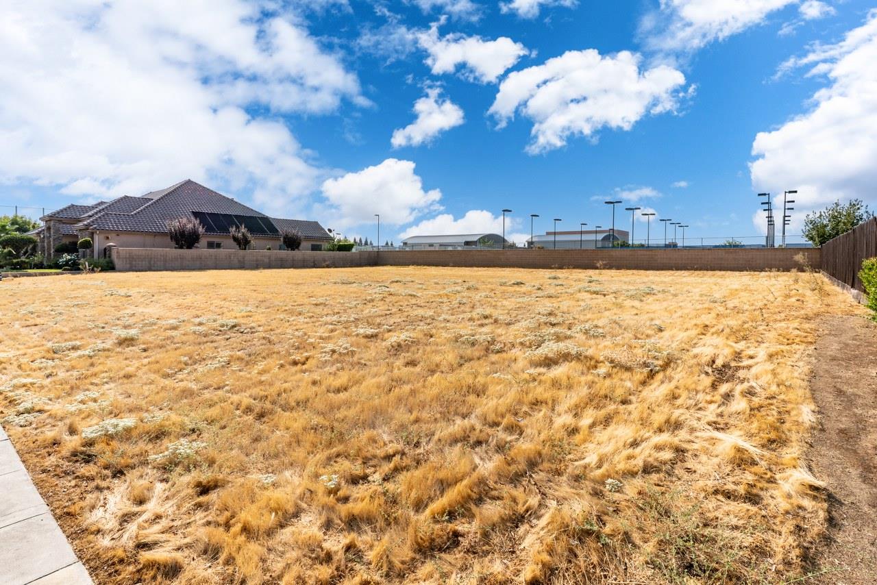 2537 E Prestwick Ave, Fresno, CA 93730