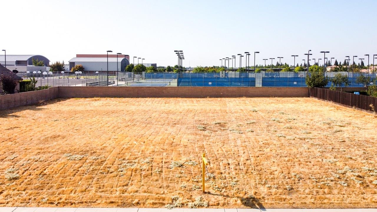 2537 E Prestwick Ave, Fresno, CA 93730