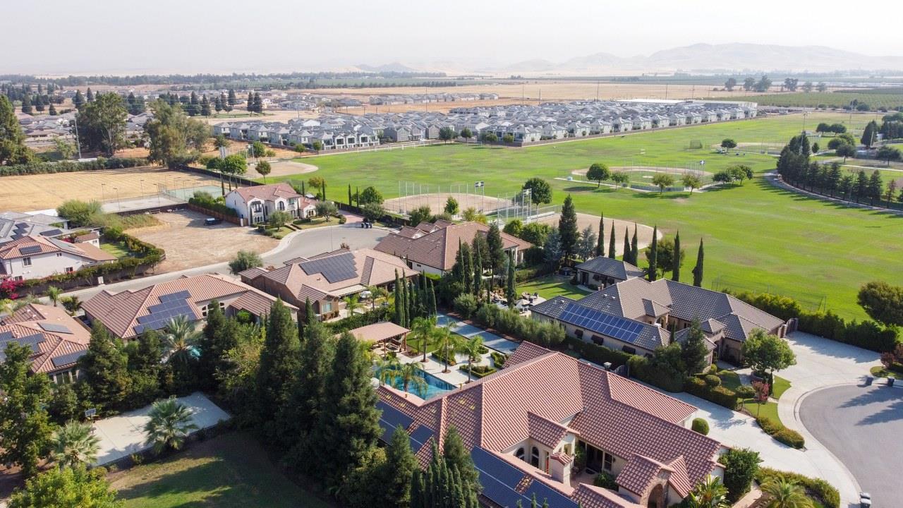 2537 E Prestwick Ave, Fresno, CA 93730