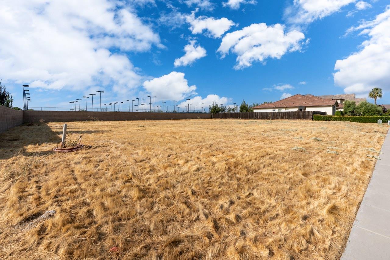 2537 E Prestwick Ave, Fresno, CA 93730