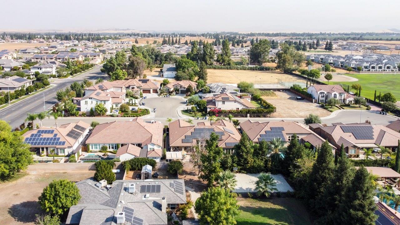 2537 E Prestwick Ave, Fresno, CA 93730