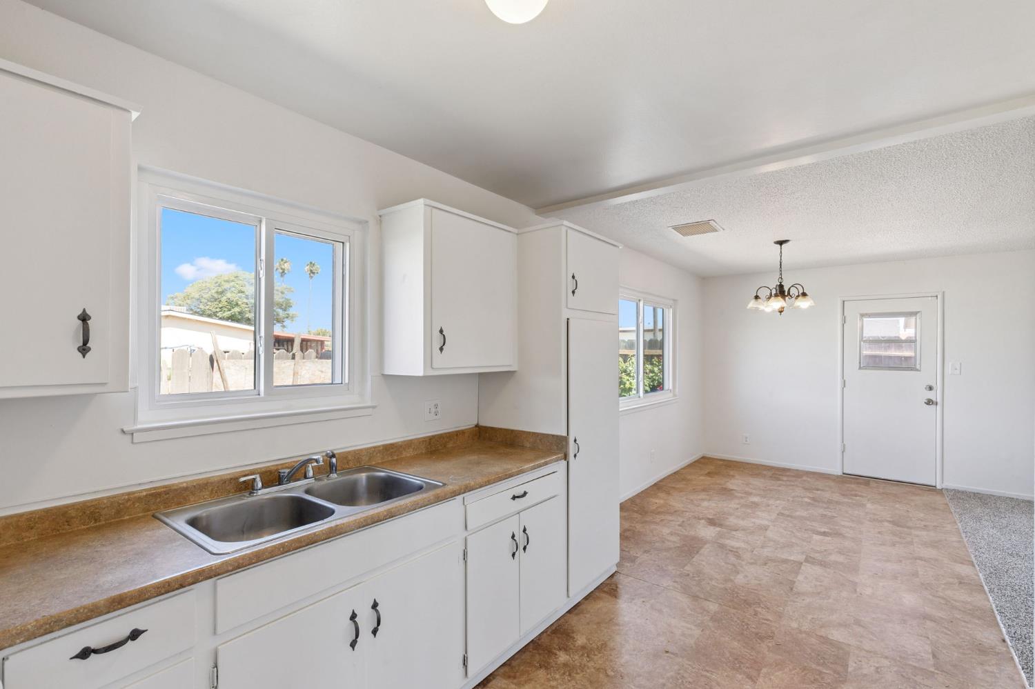 21435 S Pleasant Ave, Riverdale, CA 93656