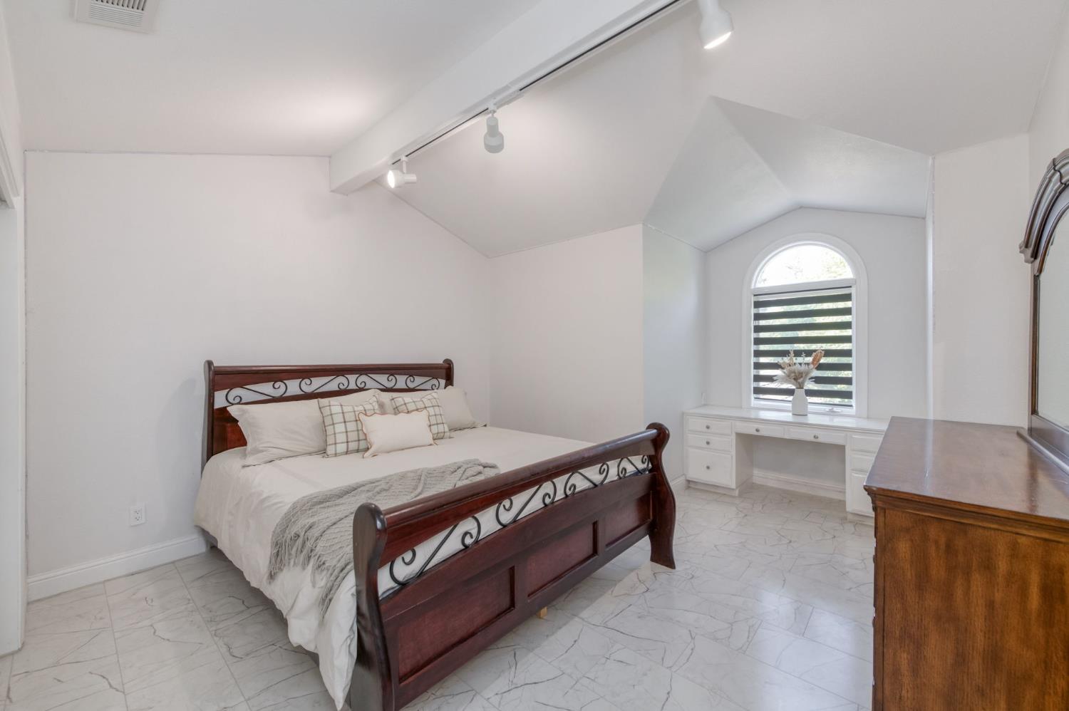 2473 W Beechwood Ave, Fresno, CA 93711