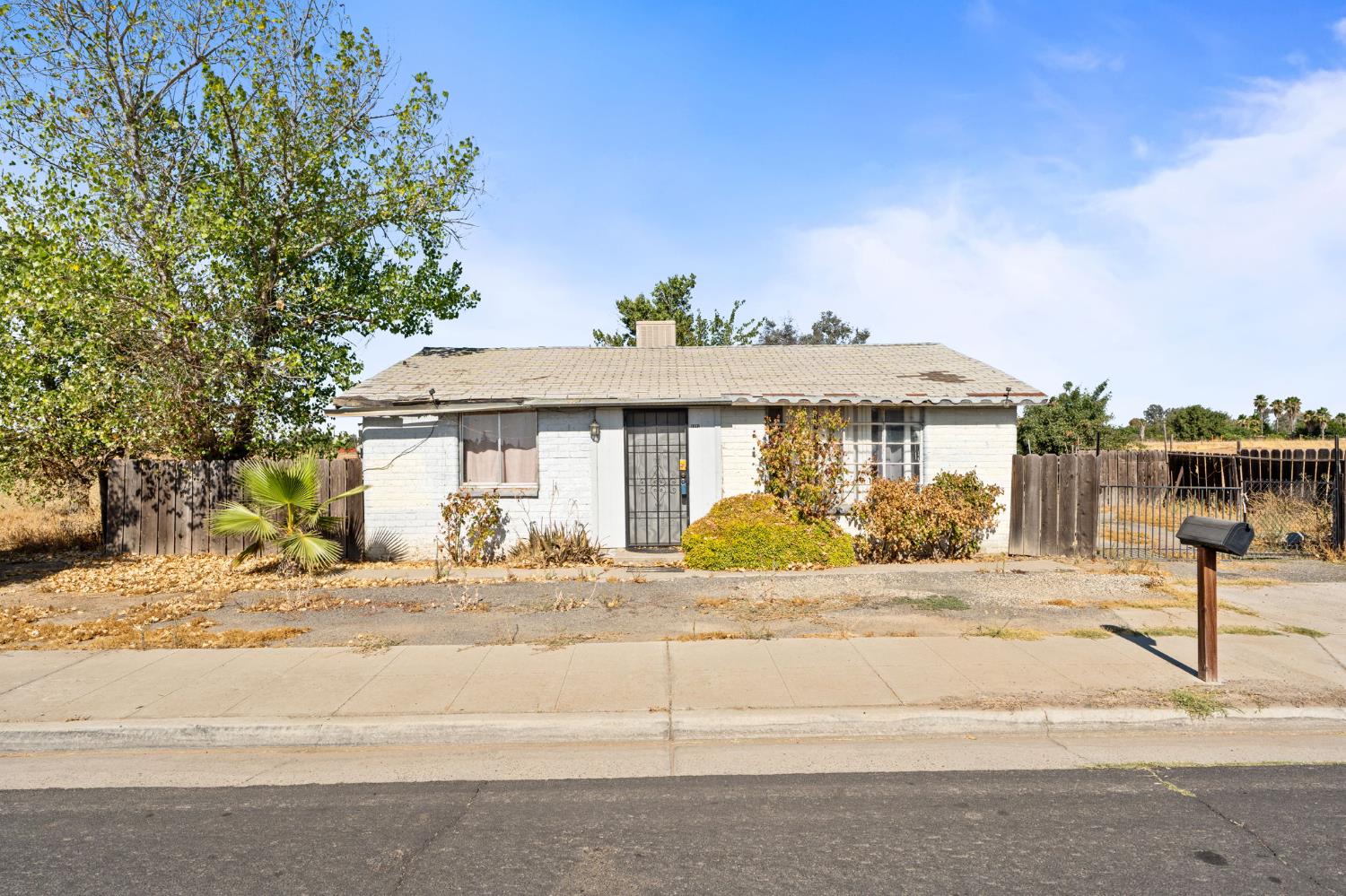 1692 Country Club Dr, Madera, CA 93638