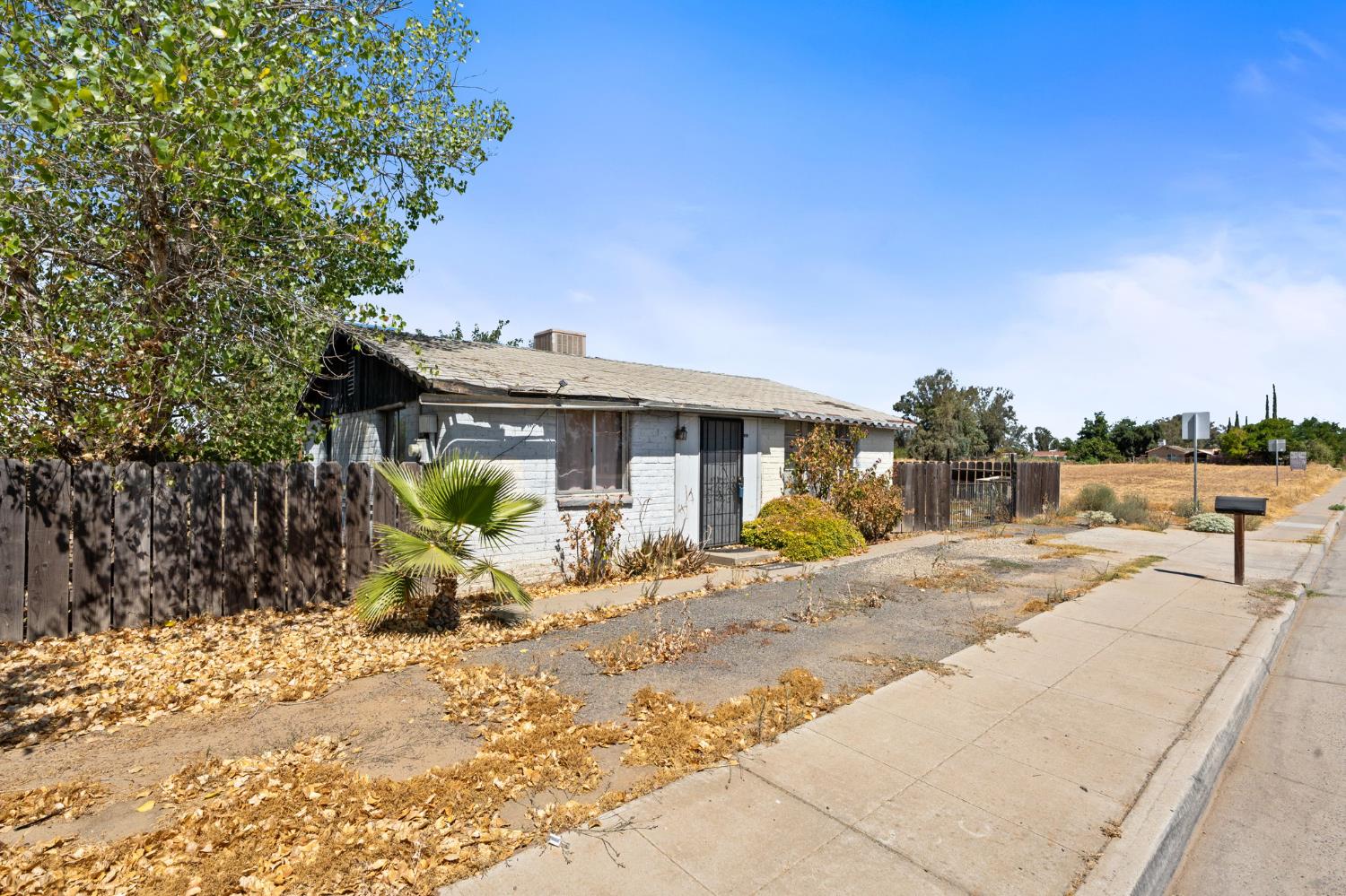 1692 Country Club Dr, Madera, CA 93638