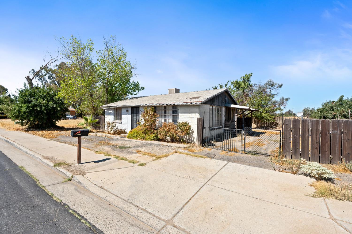 1692 Country Club Dr, Madera, CA 93638