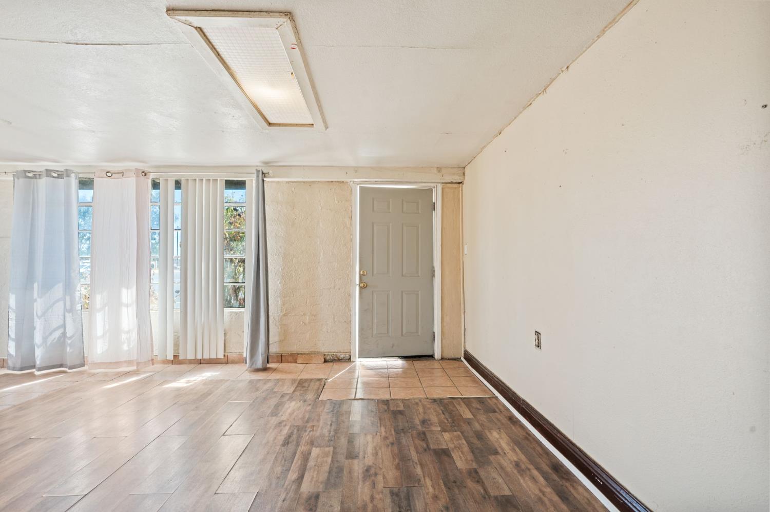 1692 Country Club Dr, Madera, CA 93638