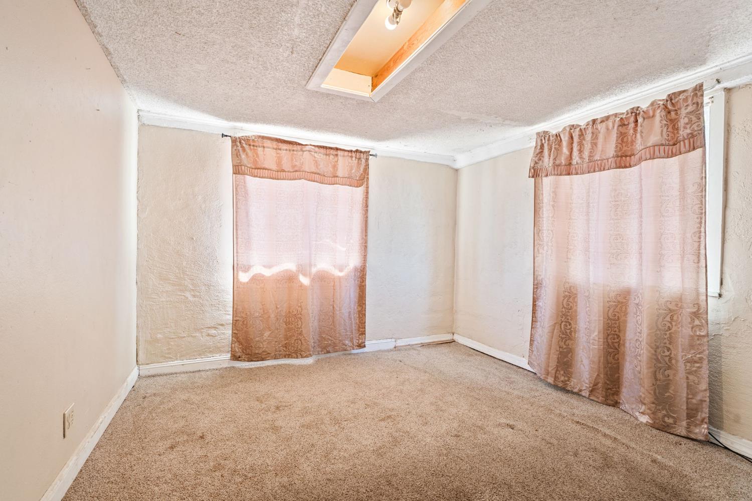 1692 Country Club Dr, Madera, CA 93638