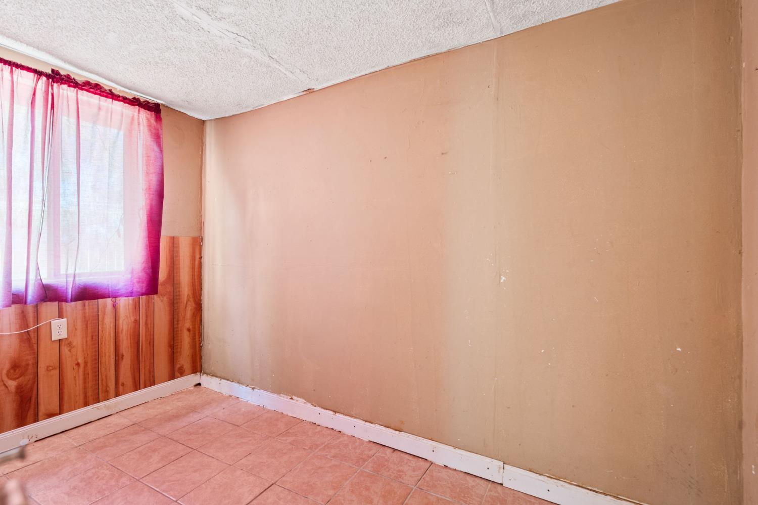 1692 Country Club Dr, Madera, CA 93638