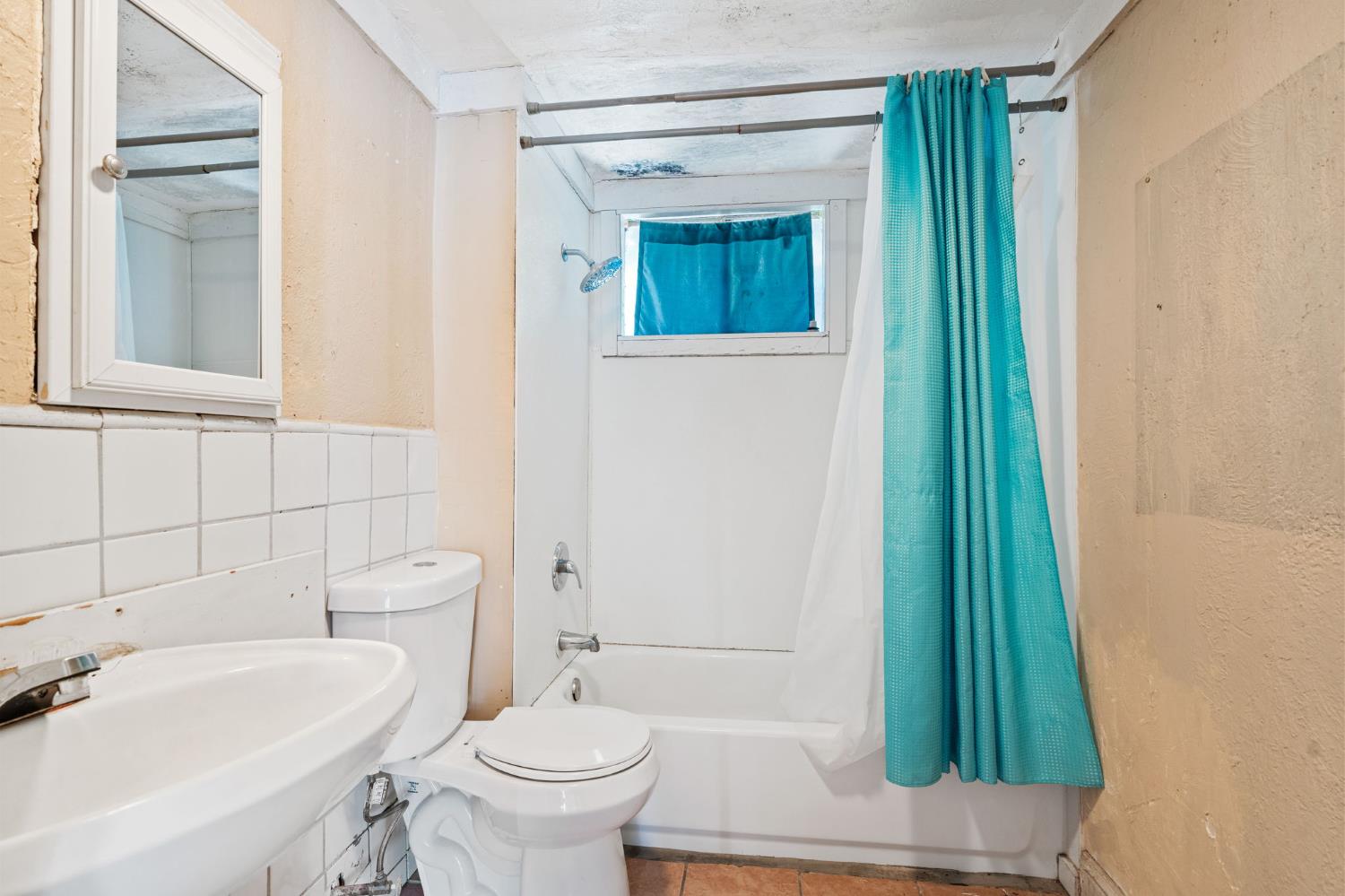 1692 Country Club Dr, Madera, CA 93638