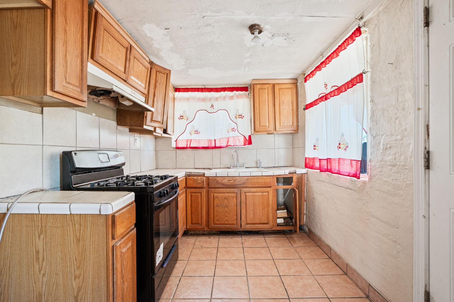 1692 Country Club Dr, Madera, CA 93638