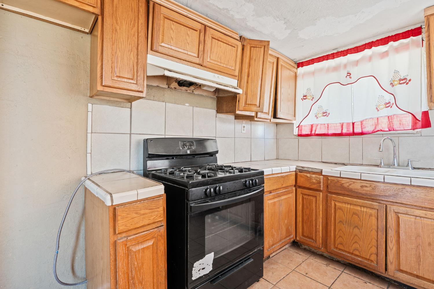 1692 Country Club Dr, Madera, CA 93638