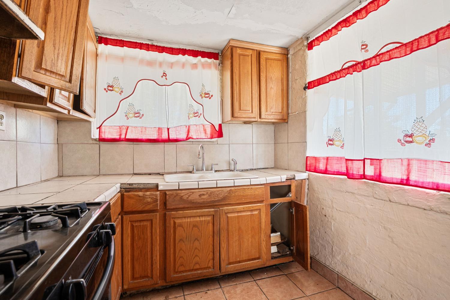 1692 Country Club Dr, Madera, CA 93638