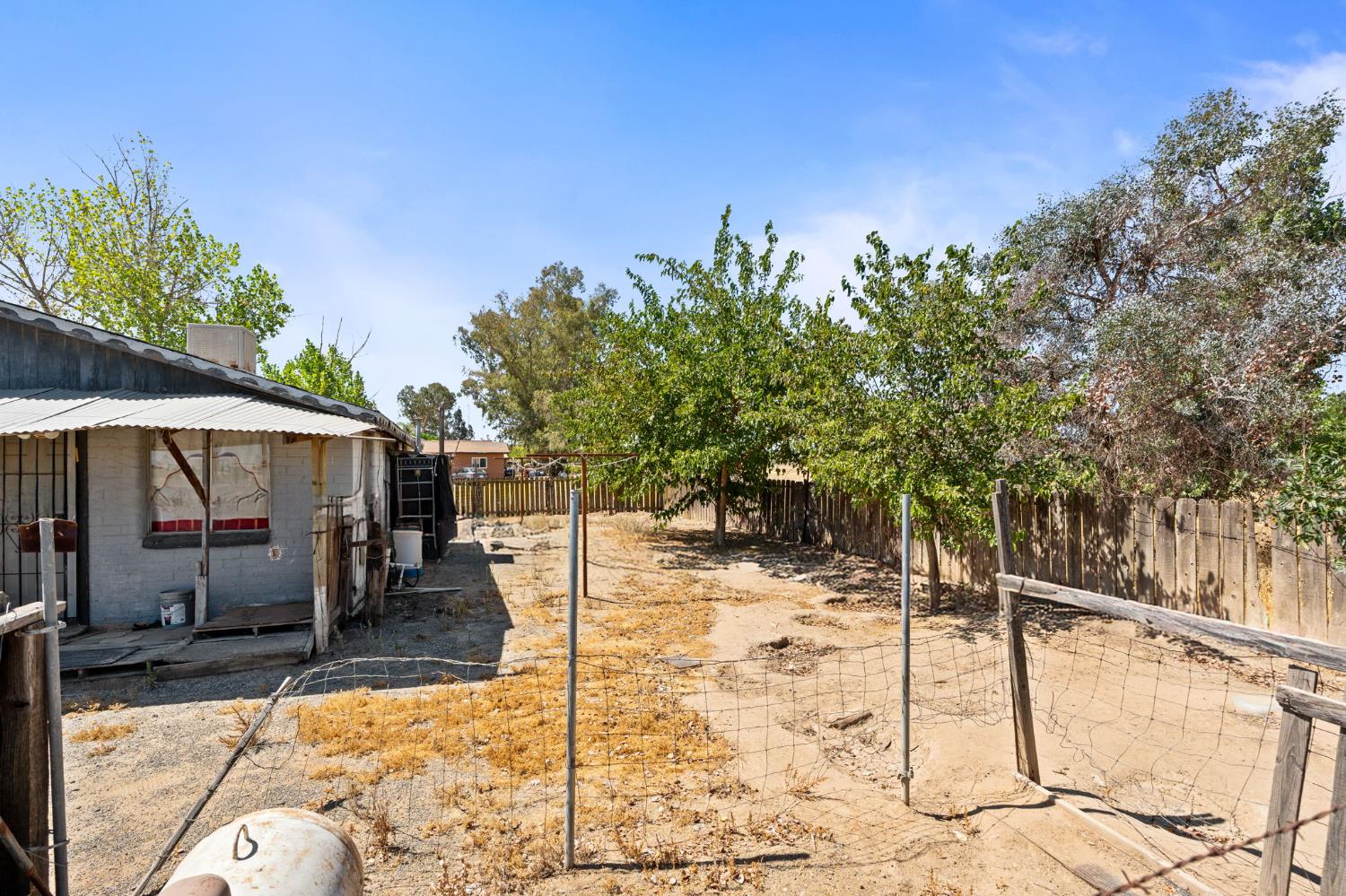 1692 Country Club Dr, Madera, CA 93638