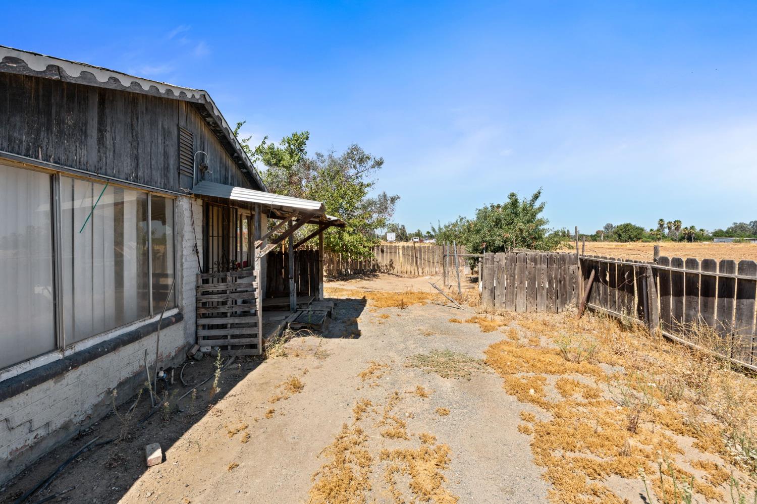 1692 Country Club Dr, Madera, CA 93638