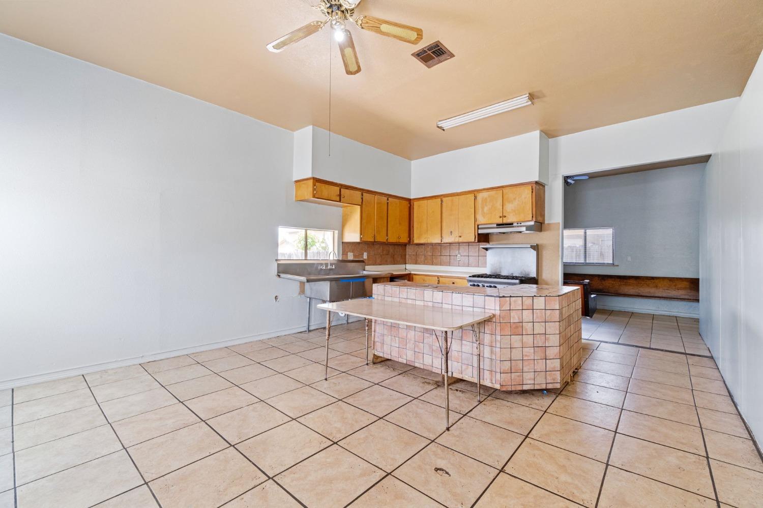 900 Sonora St, Madera, CA 93638