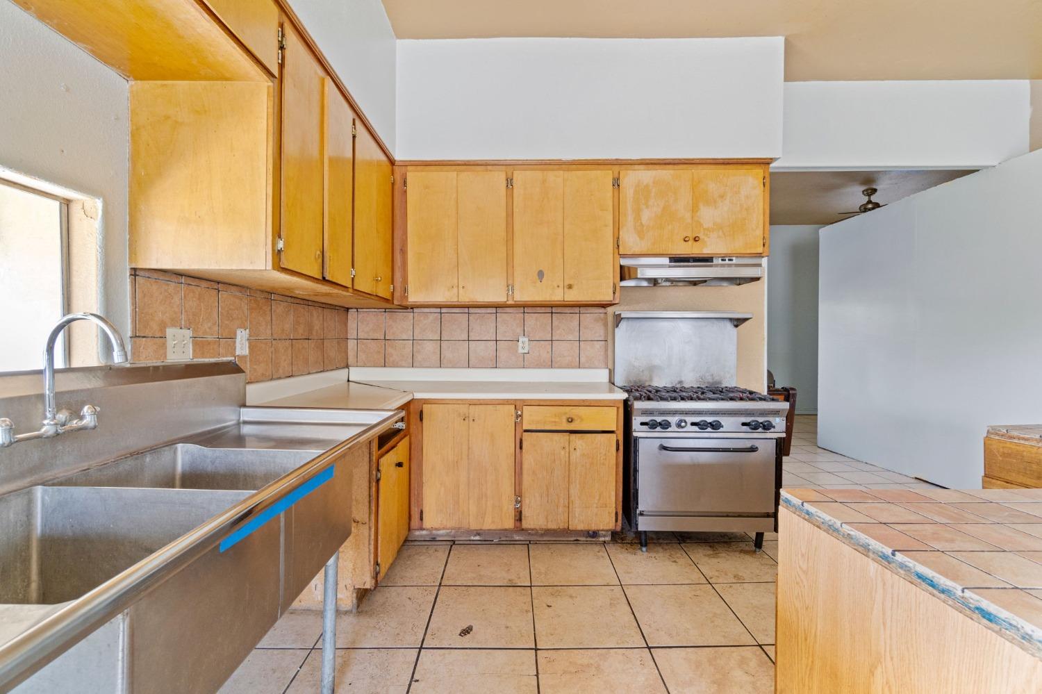 900 Sonora St, Madera, CA 93638