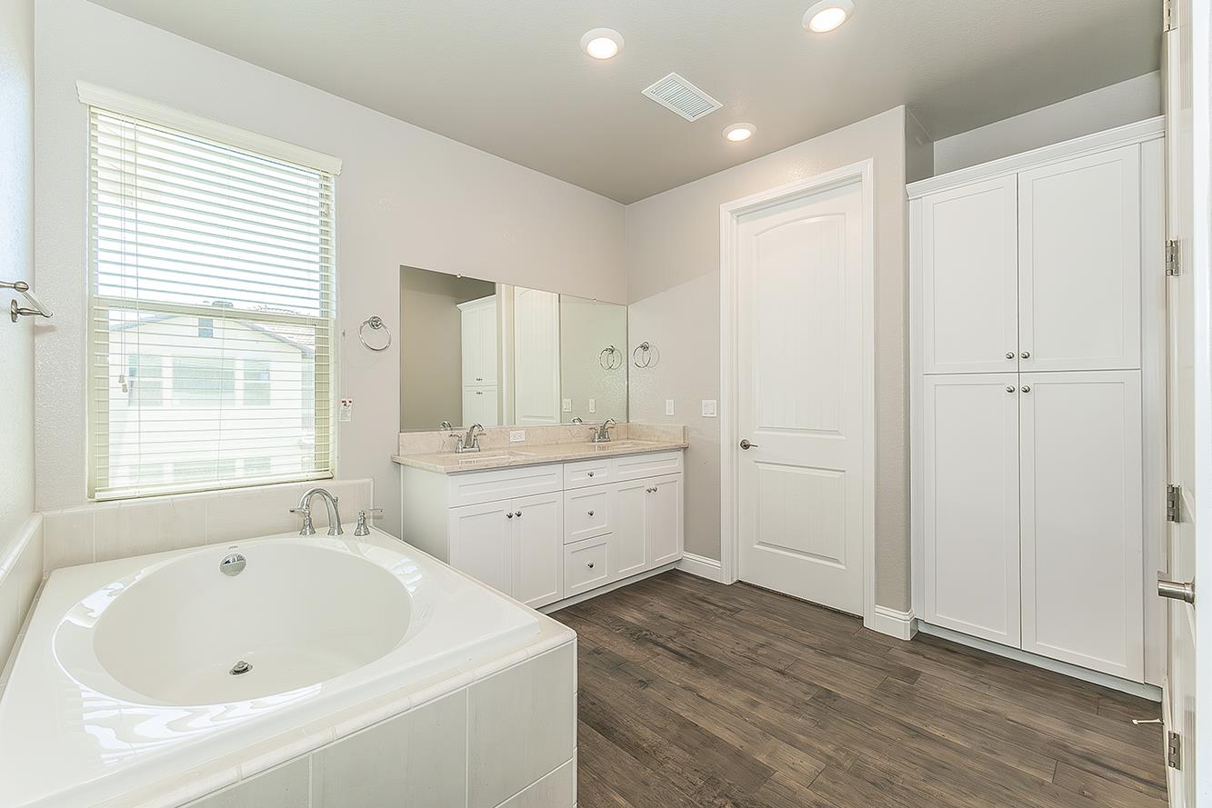 2944 Vermont Ave, Clovis, CA 93619