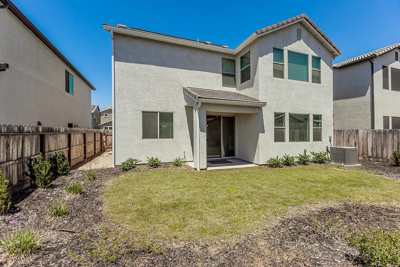 2944 Vermont Ave, Clovis, CA 93619