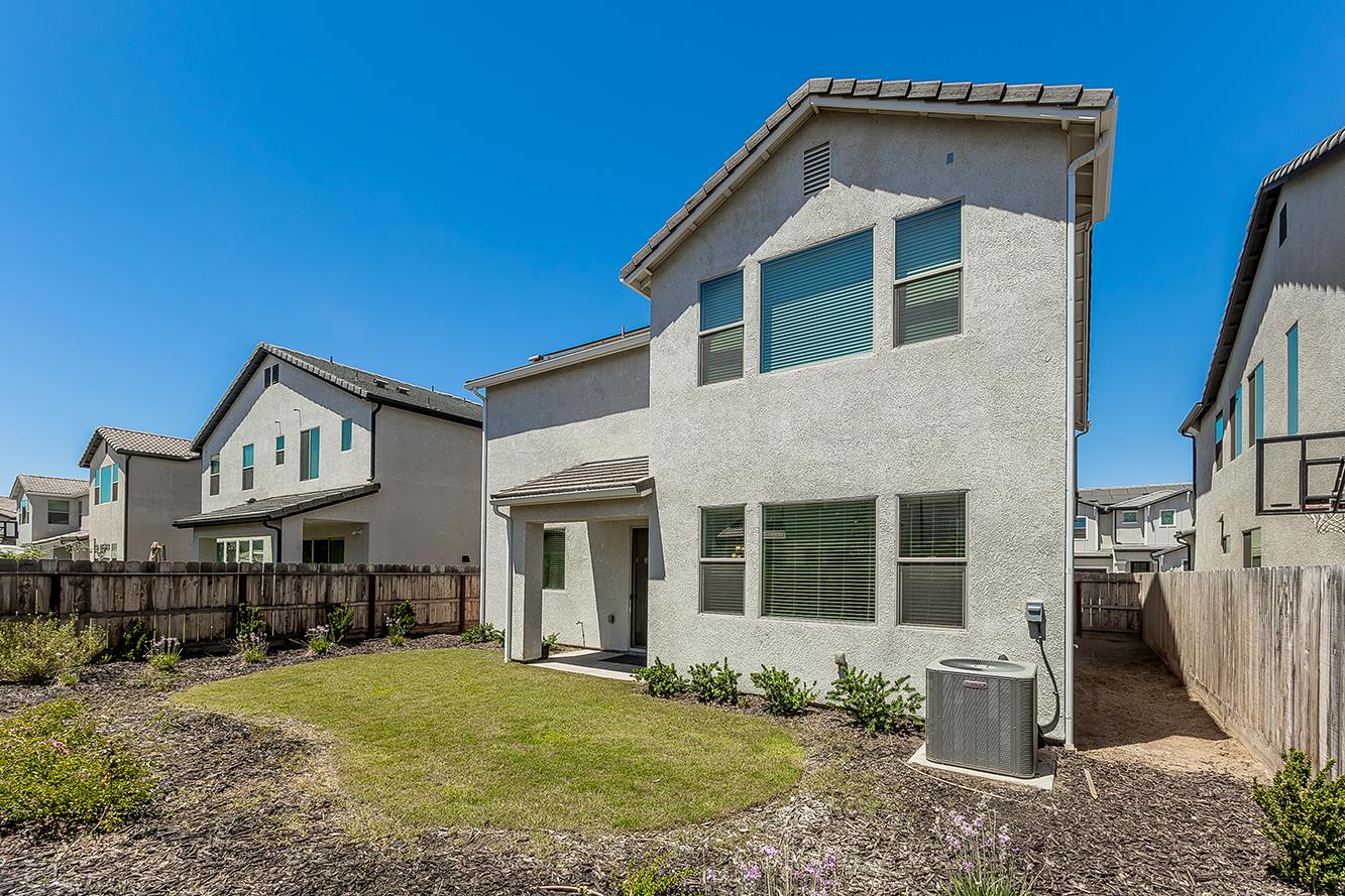 2944 Vermont Ave, Clovis, CA 93619