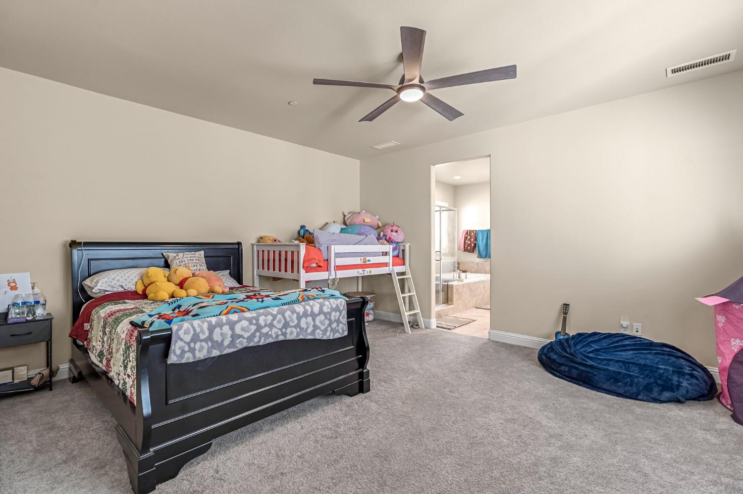 2468 Montana Ave, Clovis, CA 93619