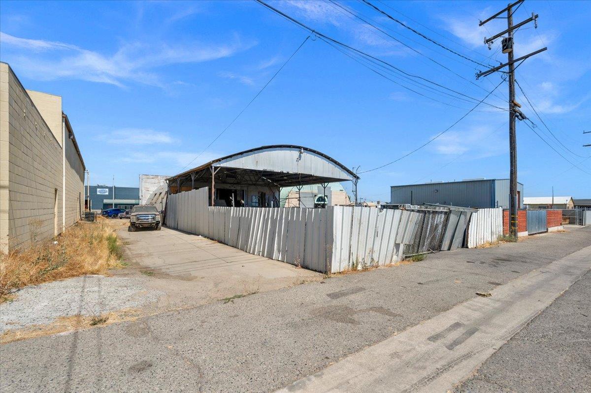 1533 S K St, Tulare, CA 93274