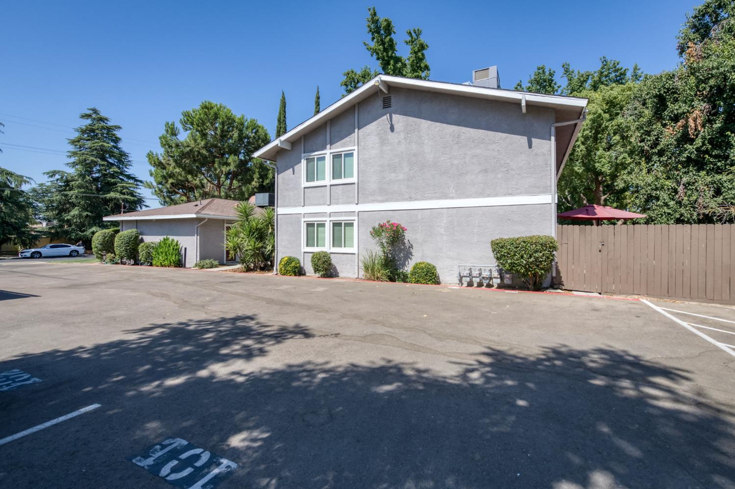 69 W Beverly Dr #101, Clovis, CA 93612