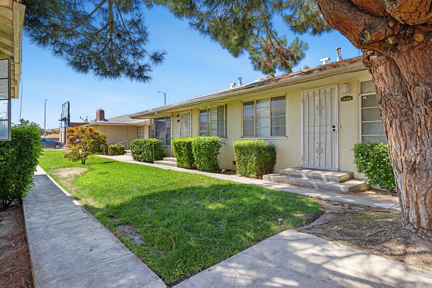 2414 N 1st St, Fresno, CA 93703