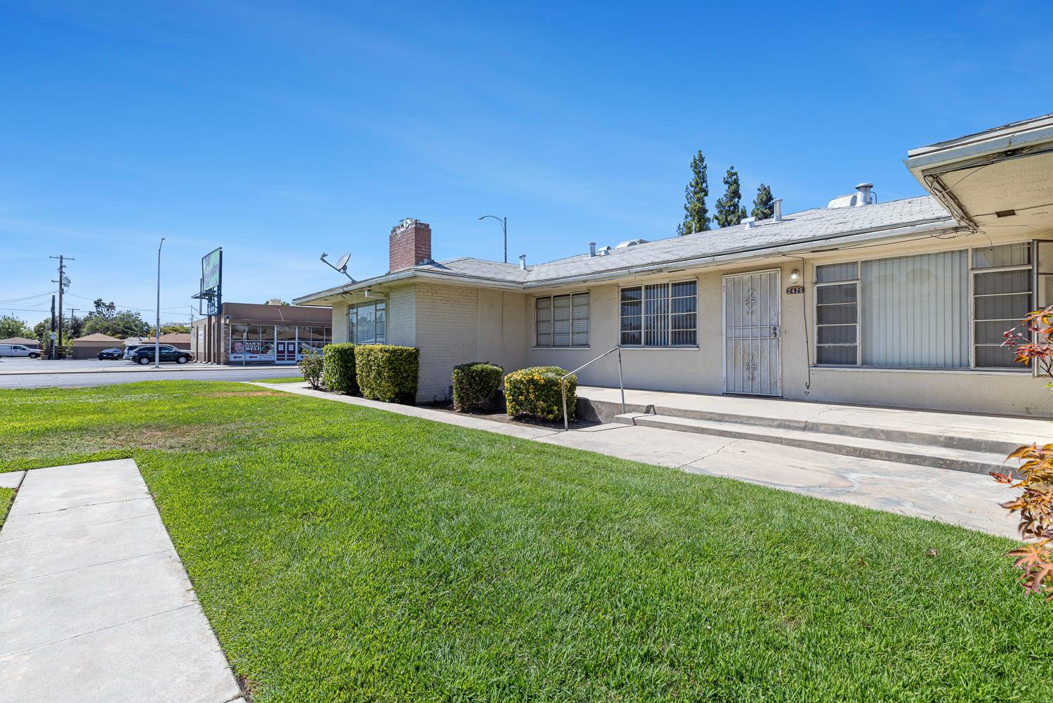 2414 N 1st St, Fresno, CA 93703