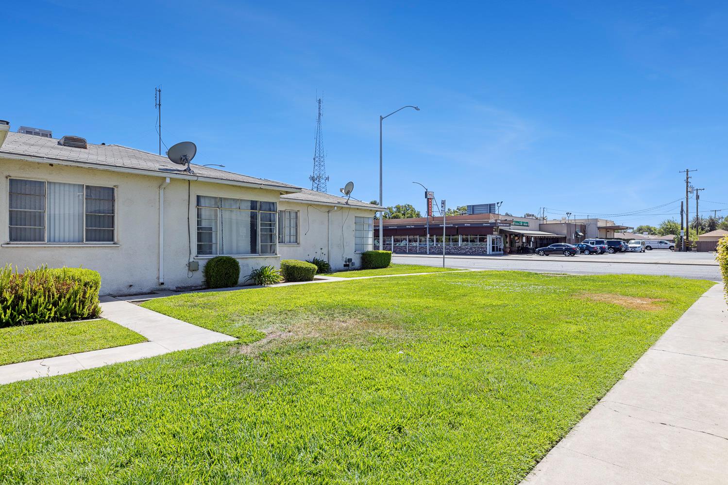 2414 N 1st St, Fresno, CA 93703