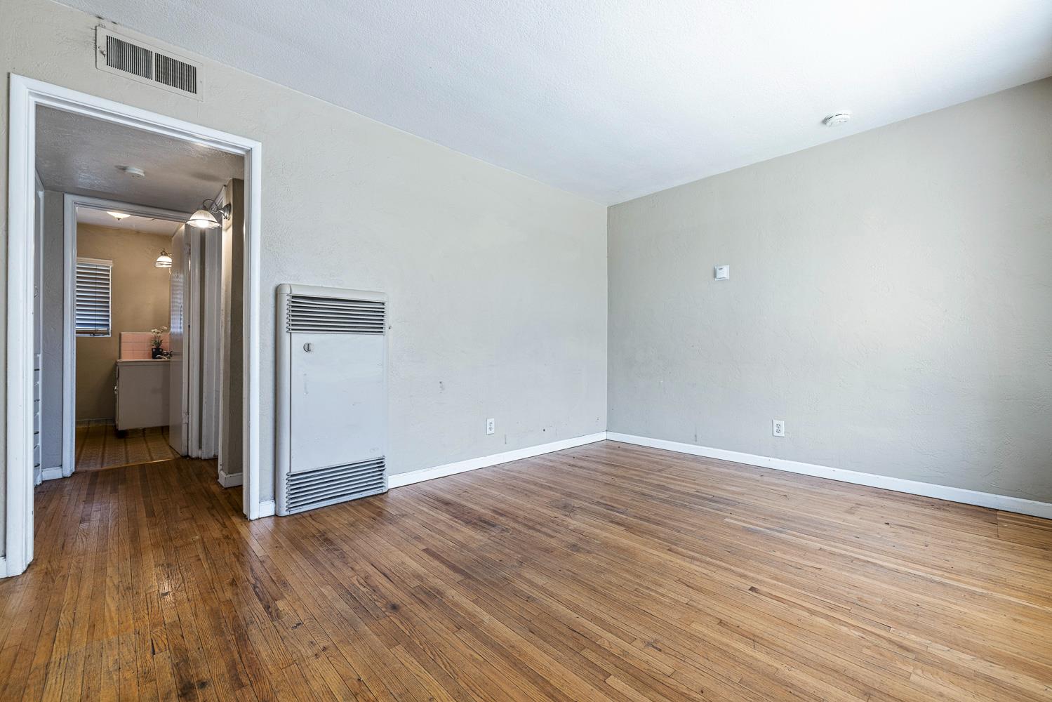 2414 N 1st St, Fresno, CA 93703