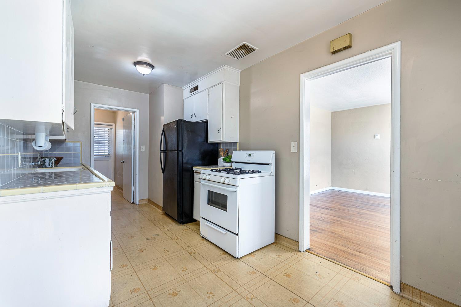 2414 N 1st St, Fresno, CA 93703