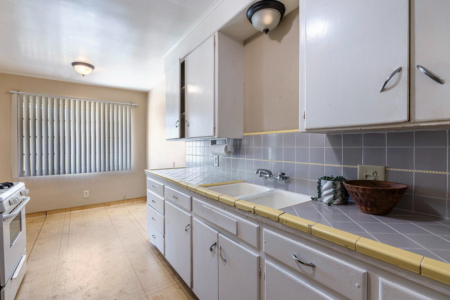 2414 N 1st St, Fresno, CA 93703