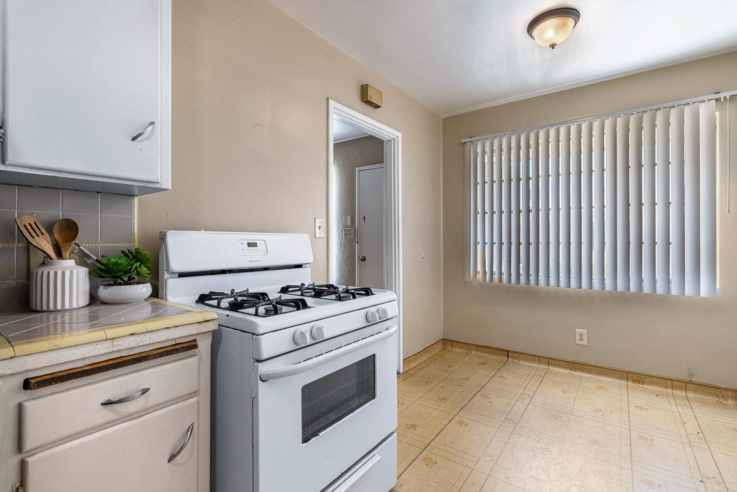 2414 N 1st St, Fresno, CA 93703