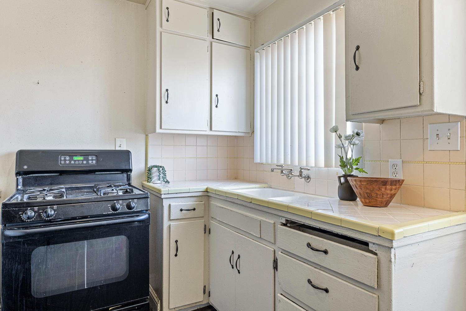 2414 N 1st St, Fresno, CA 93703