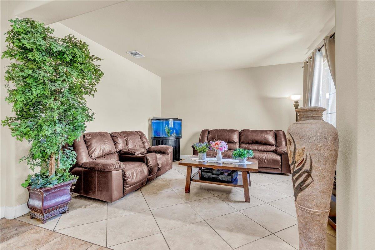 3615 W Sunnyview Ave, Visalia, CA 93291