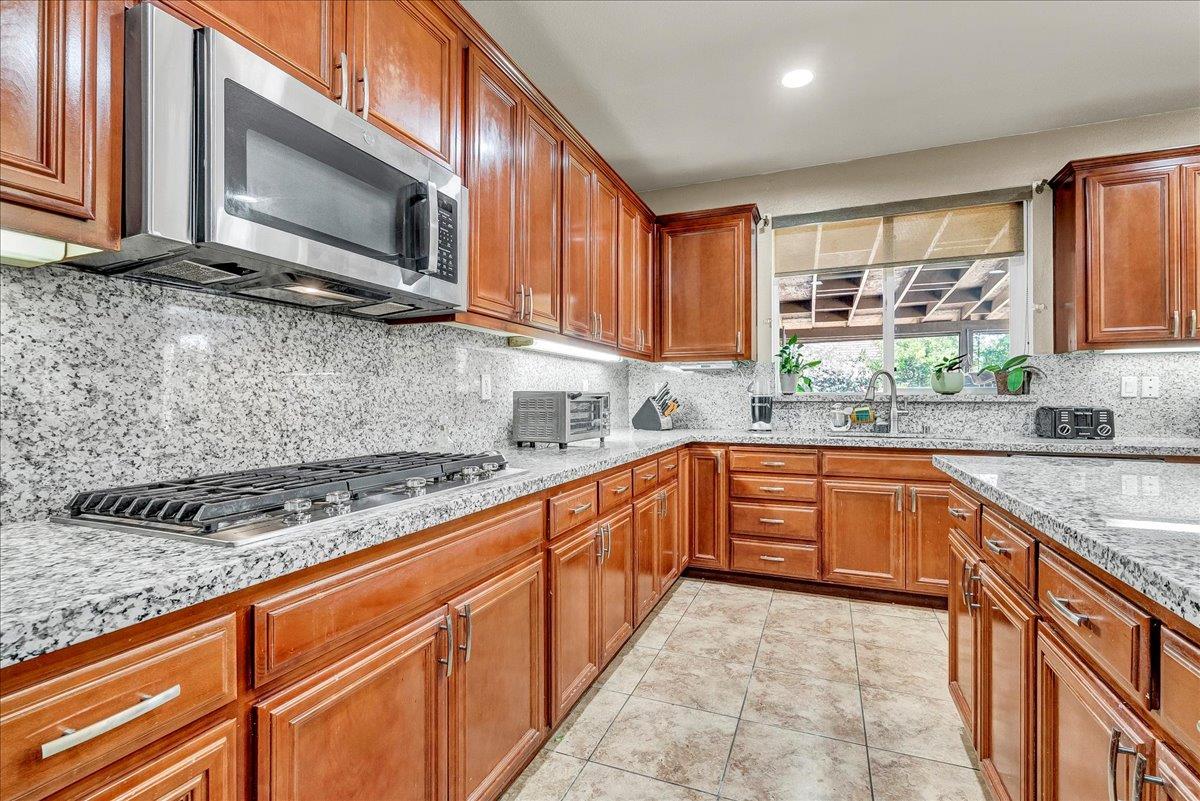 3615 W Sunnyview Ave, Visalia, CA 93291