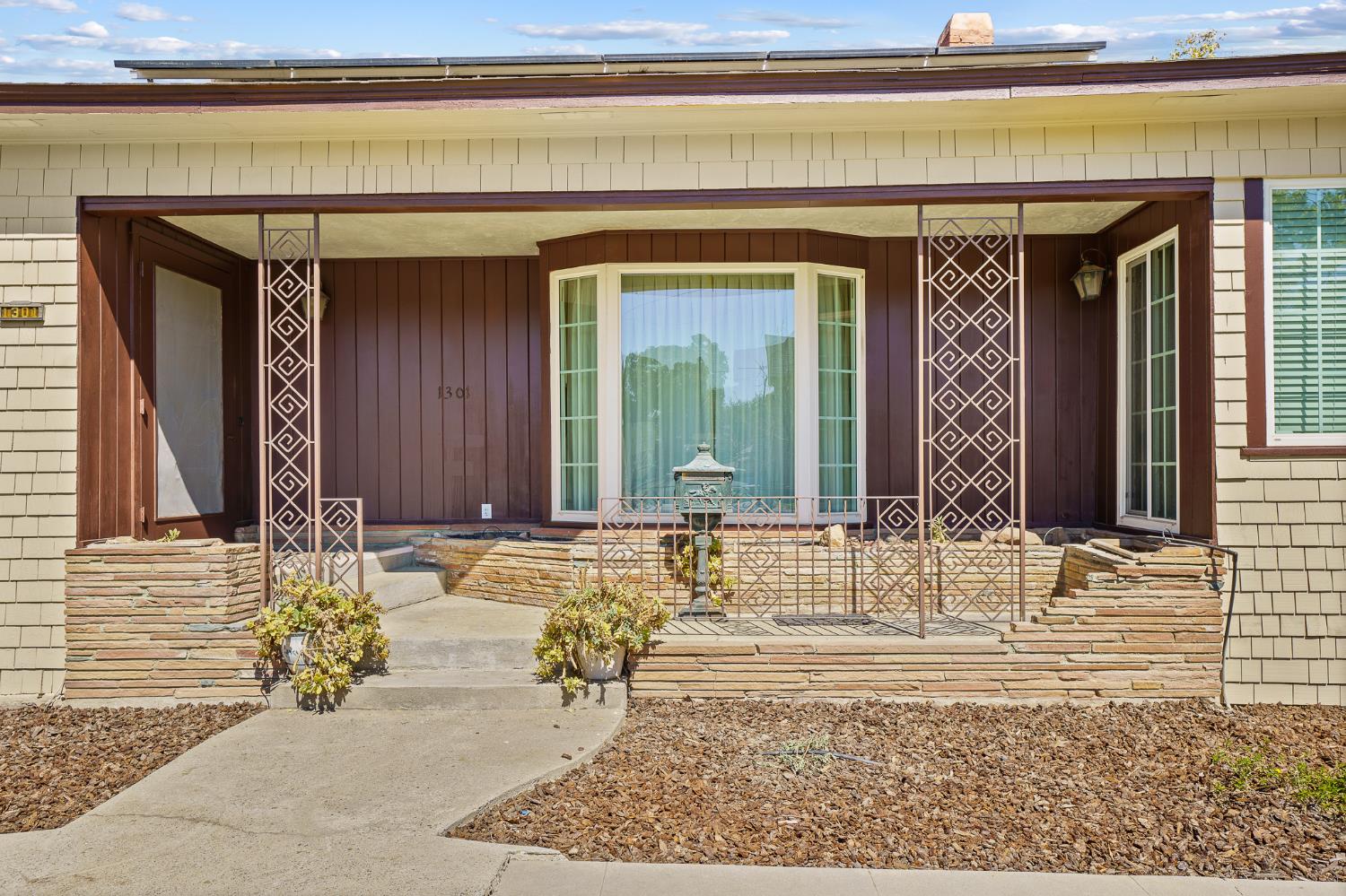 1301 N Douty St, Hanford, CA 93230