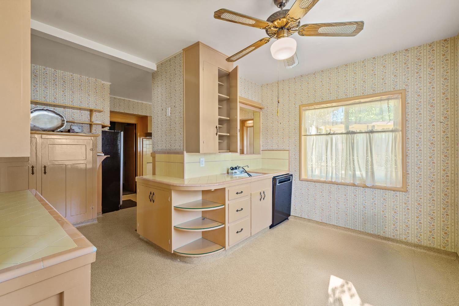 1301 N Douty St, Hanford, CA 93230