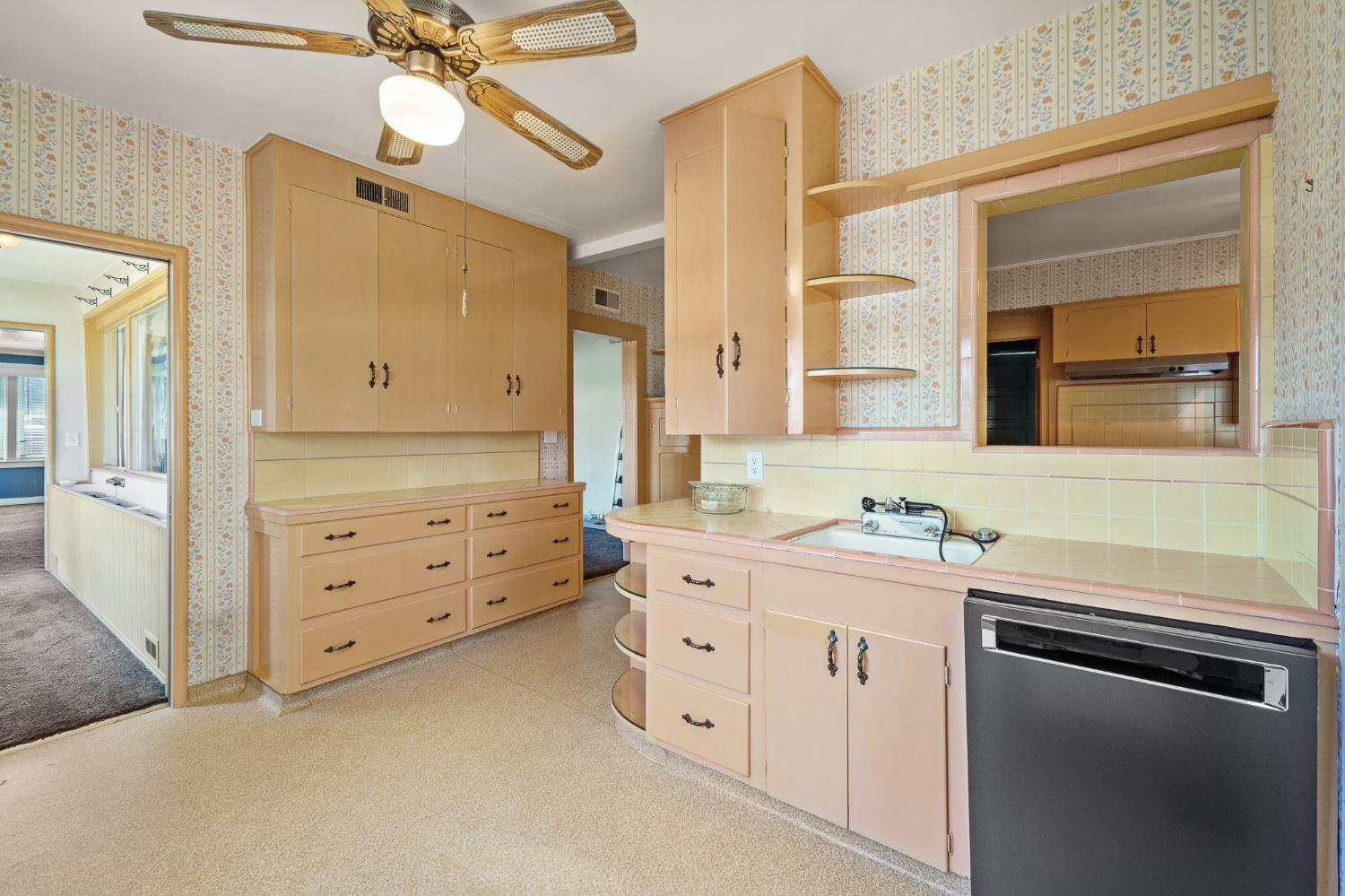 1301 N Douty St, Hanford, CA 93230