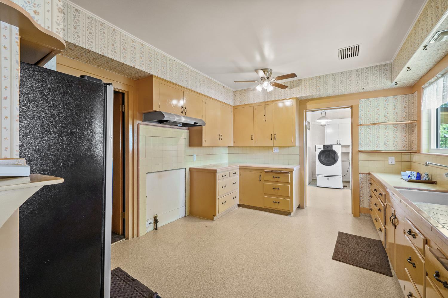 1301 N Douty St, Hanford, CA 93230