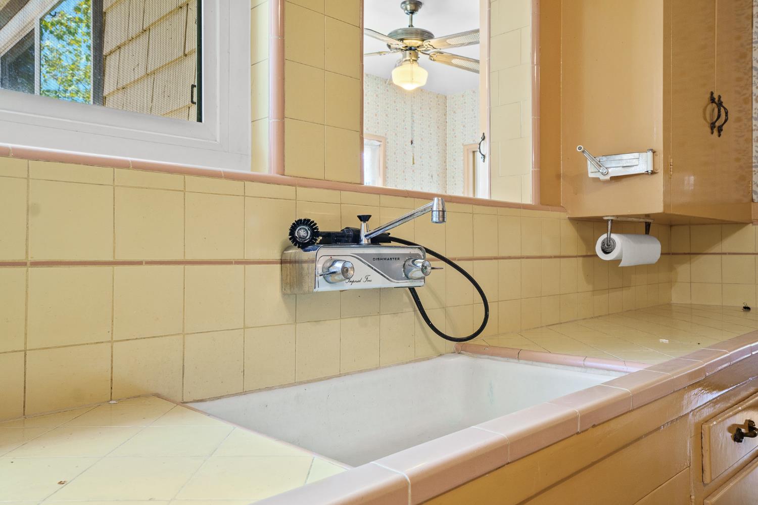 1301 N Douty St, Hanford, CA 93230