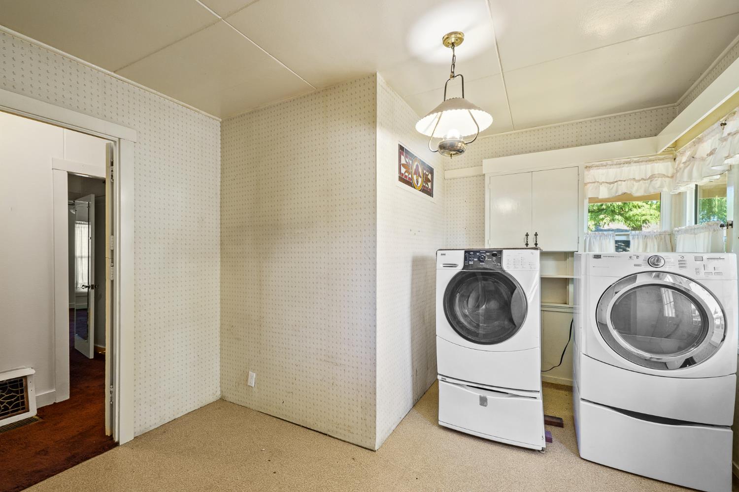 1301 N Douty St, Hanford, CA 93230