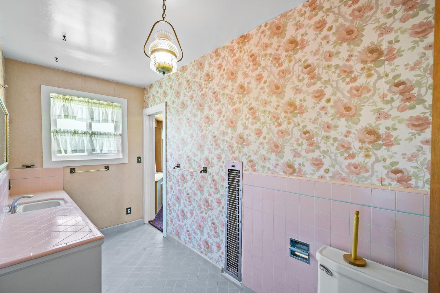 1301 N Douty St, Hanford, CA 93230