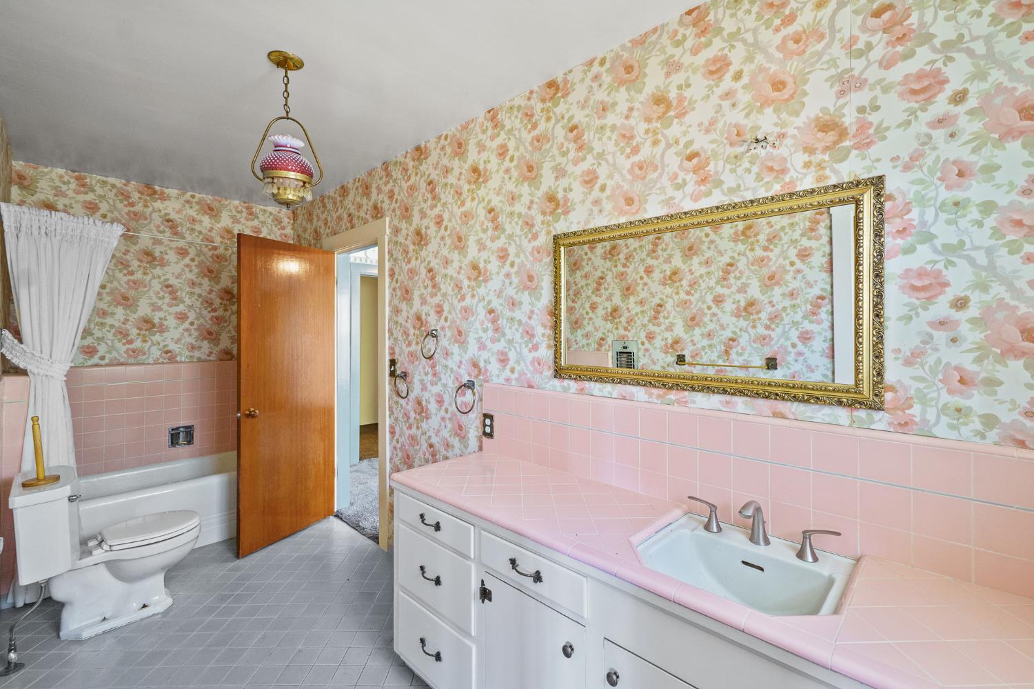 1301 N Douty St, Hanford, CA 93230