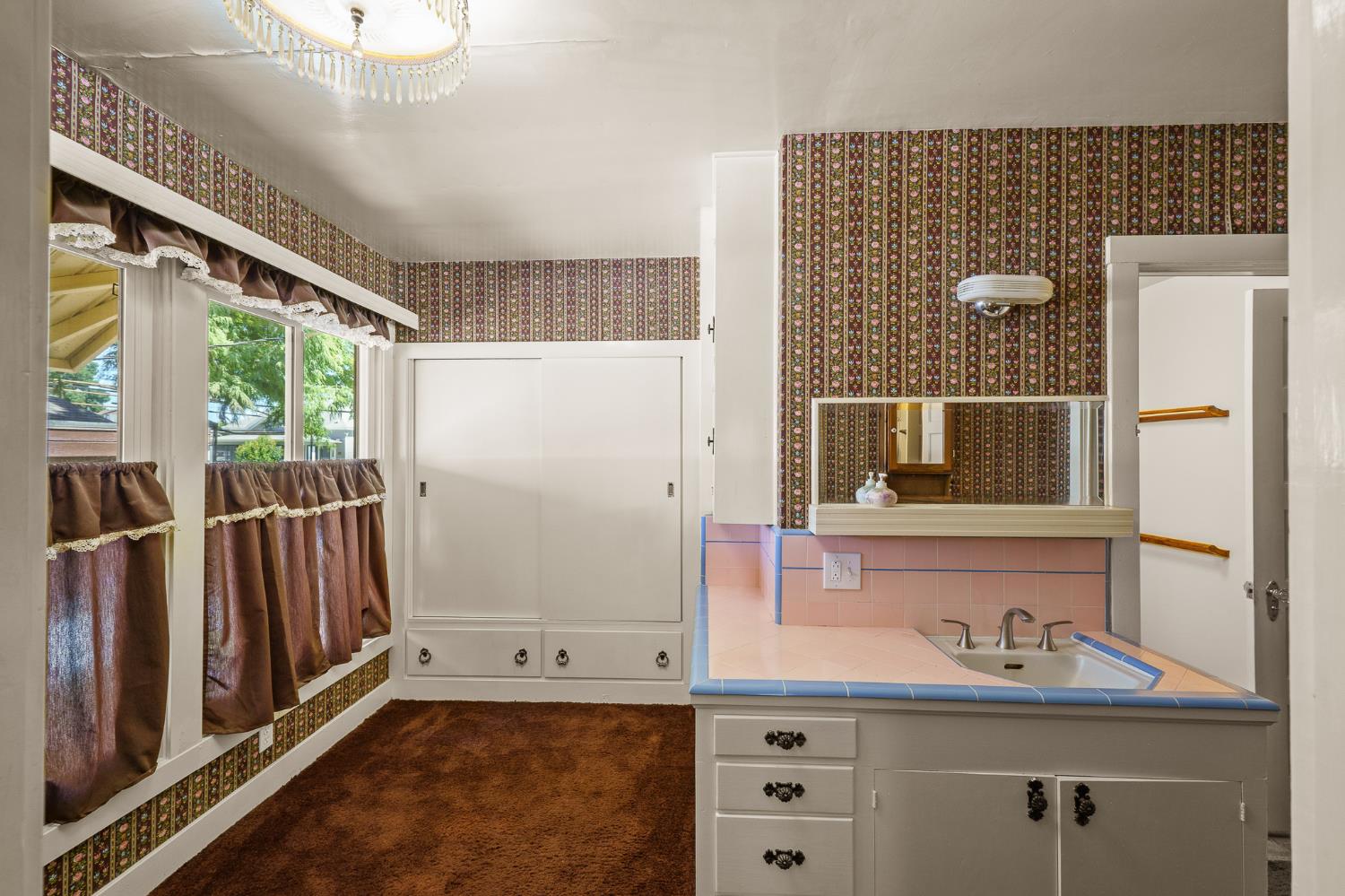 1301 N Douty St, Hanford, CA 93230