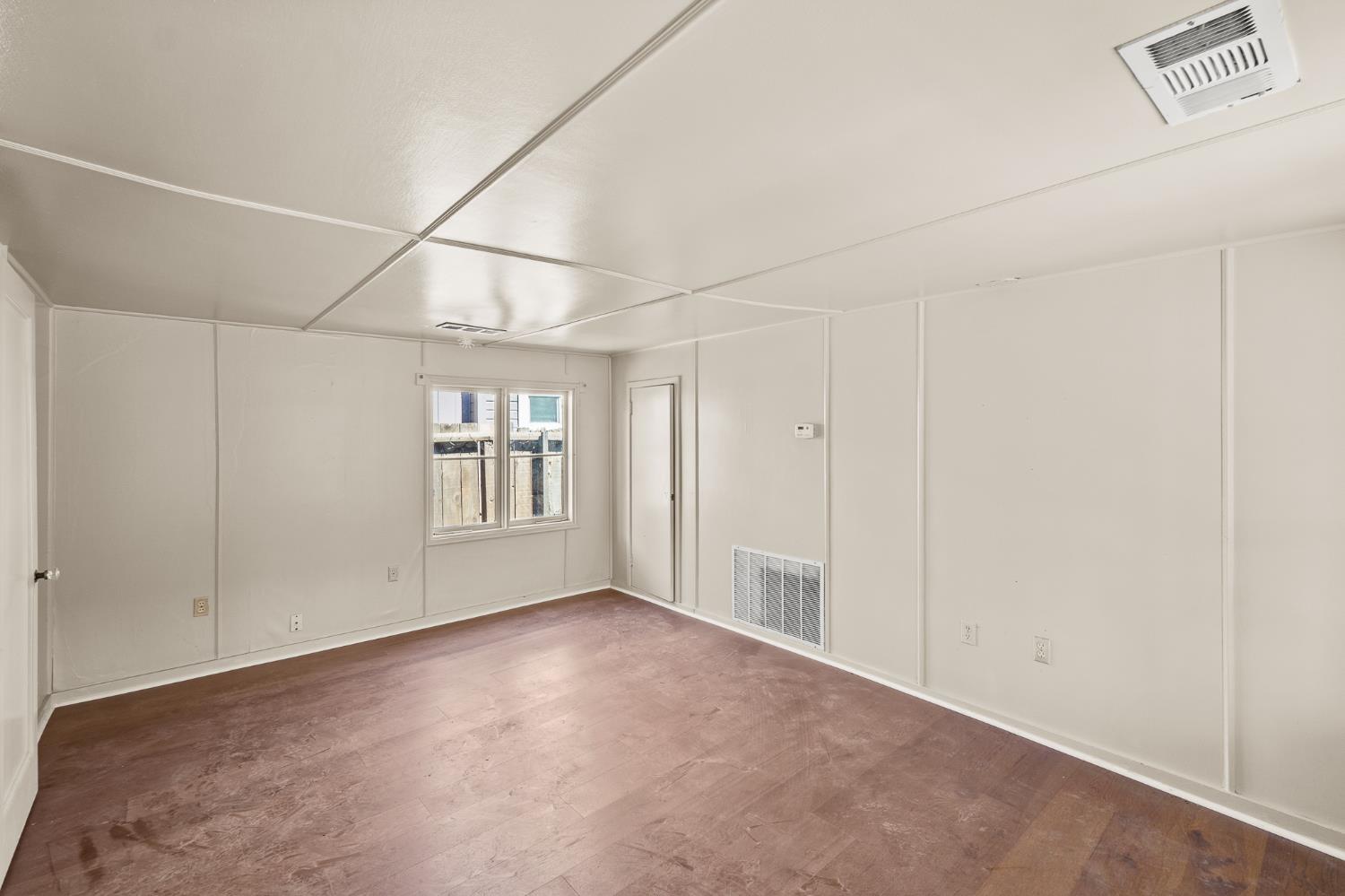 1301 N Douty St, Hanford, CA 93230