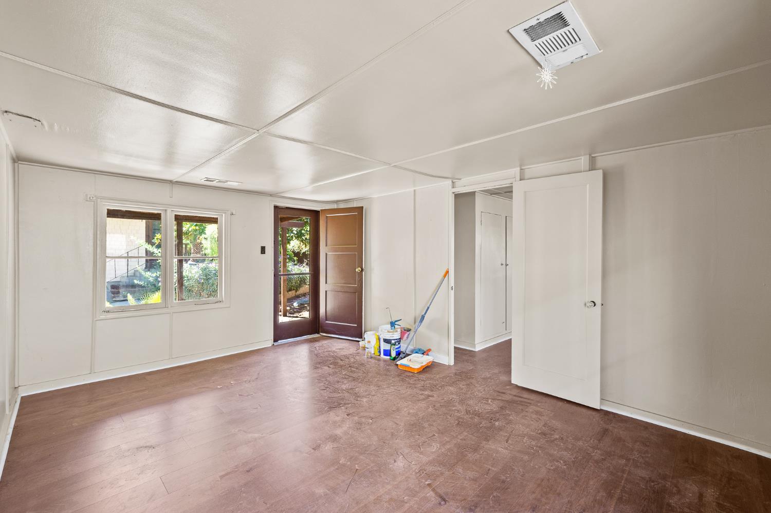 1301 N Douty St, Hanford, CA 93230