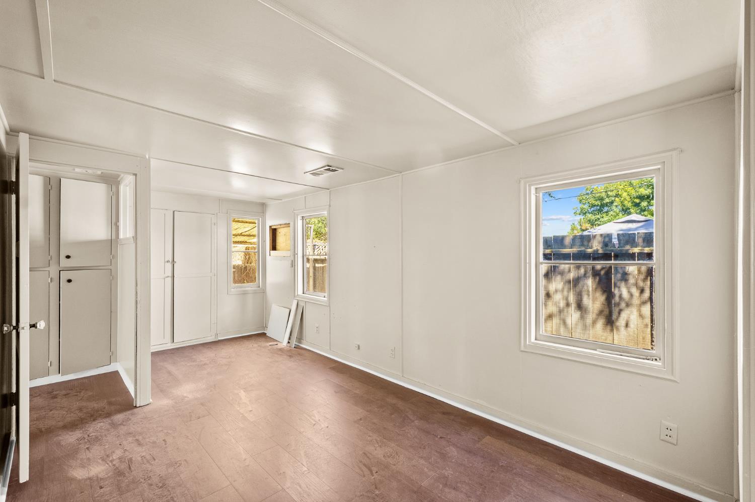 1301 N Douty St, Hanford, CA 93230