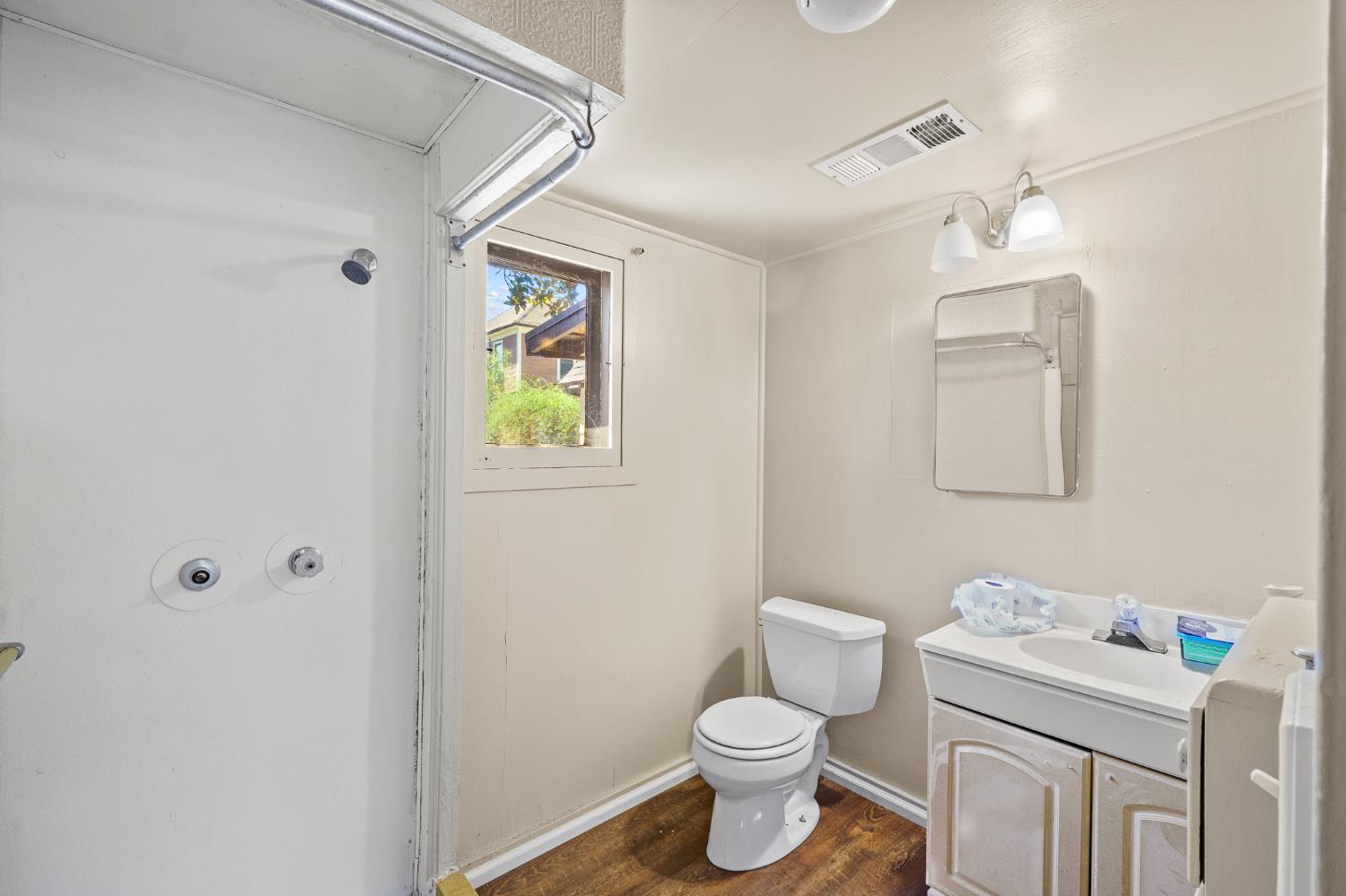 1301 N Douty St, Hanford, CA 93230